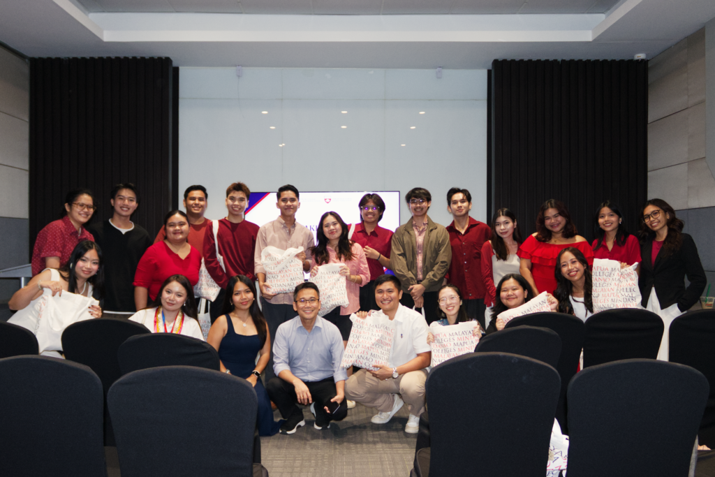 New alumni leaders The newly appointed officers of the mapúa mcm college and high school alumni associations with mr Leopoldo d Aquino jr  following their oath taking ceremony