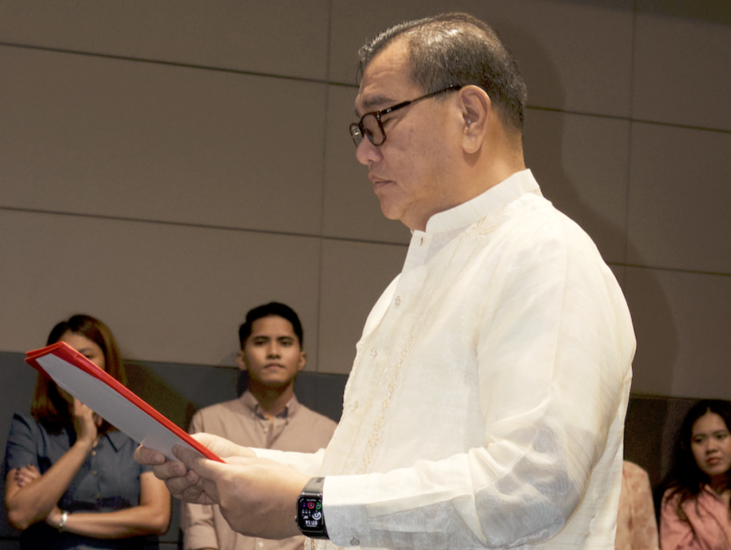 Dr Dodjie s Maestrecampo president and chief executive officer of mapúa education group administers the oath of office to the newly appointed mapúa mcm alumni association officers