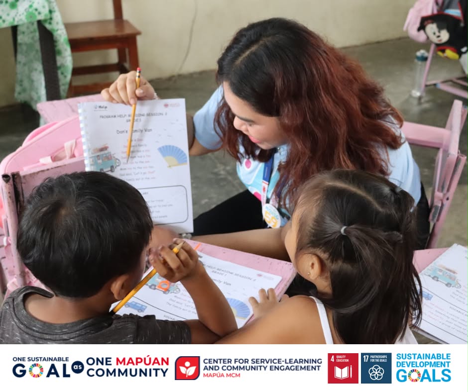 Nicole antoinette buena a mapúa mcm high school alumna facilitates a guided reading activity with grade 1 pupils during the second session of the alumni led program h E L P At carmen integrated school
